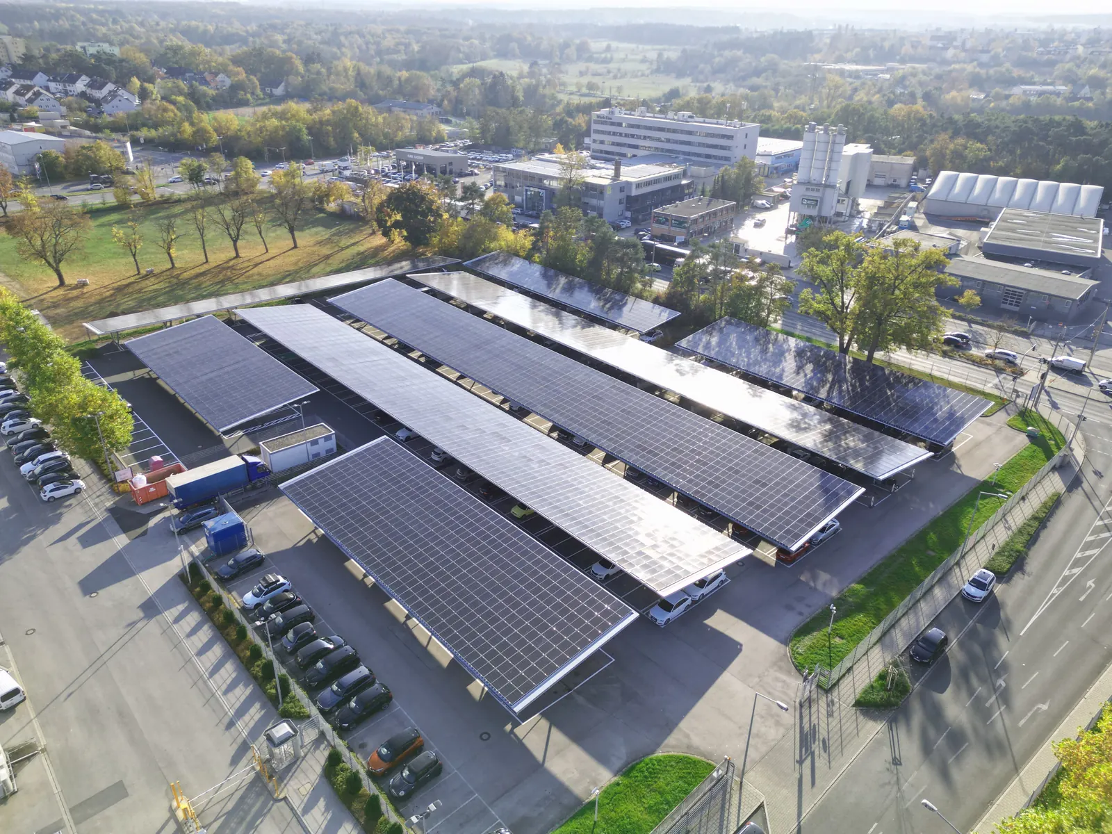 Luftbild eines großen Solar-Carports aus Stahl auf einem Firmenparkplatz