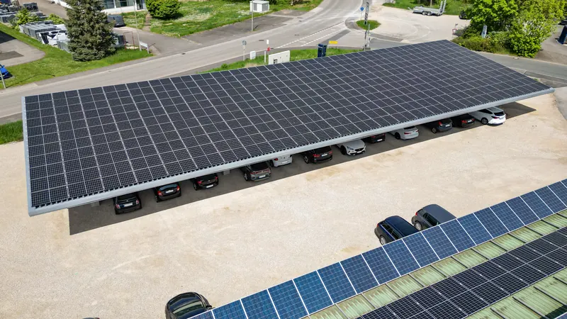 Luftbild eines Solar-Carports mit vollbelegtem PV-Dach