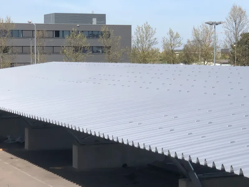 Trapezblechdach eines Carports vor der PV-Montage