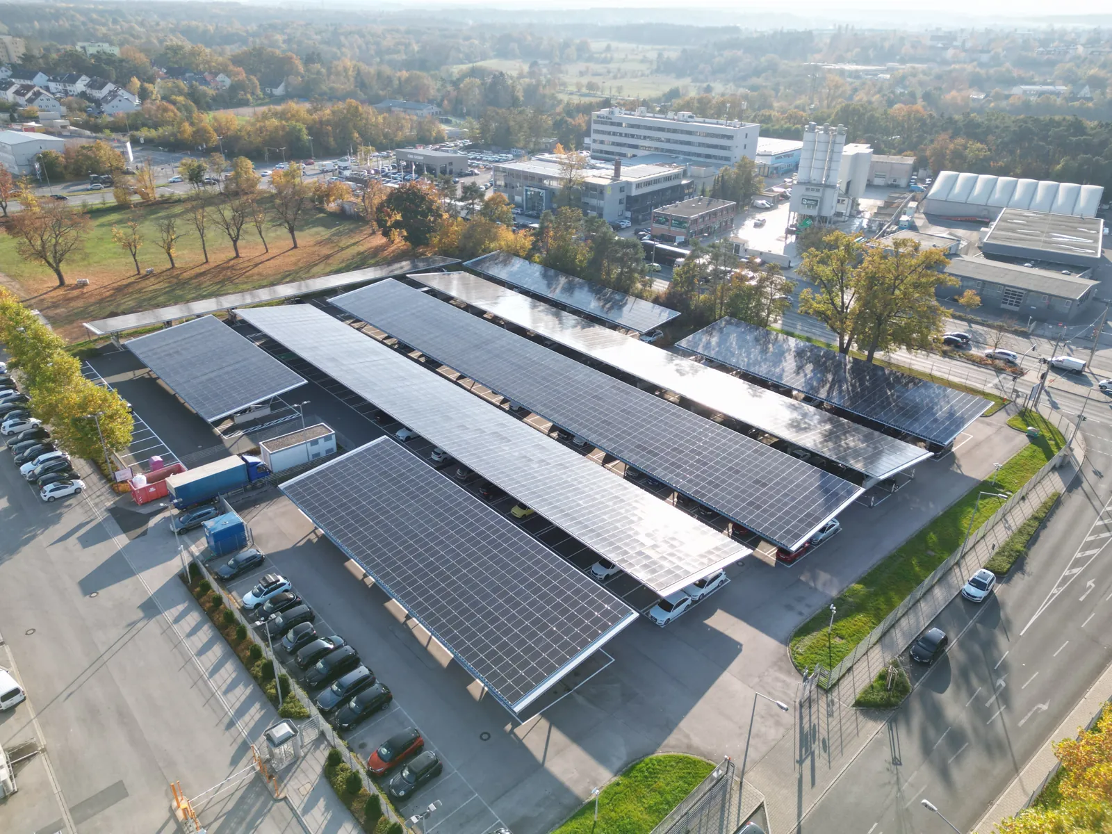 Vorschaubild: PV-Carport auf dem Firmenparkplatz in Fürth