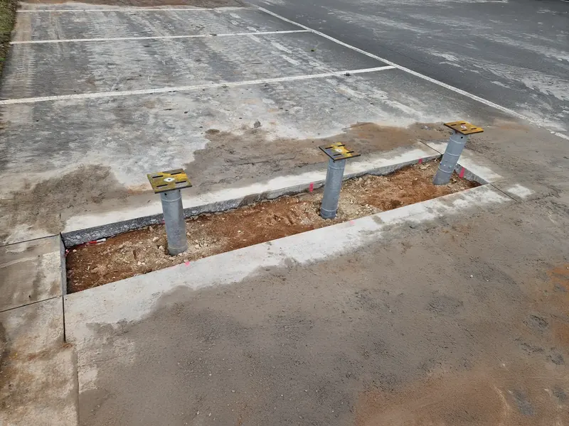 Fundamente mit Ankerkörben auf einer Carport-Baustelle