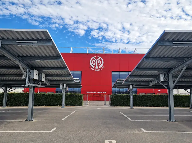 Solar-Carports aus Stahl auf dem Parkplatz vor der MEWA ARENA in Mainz
