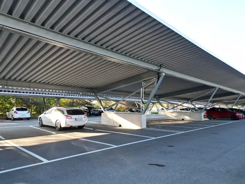 Carport von unten mit Stahlrahmen und Trapezblech