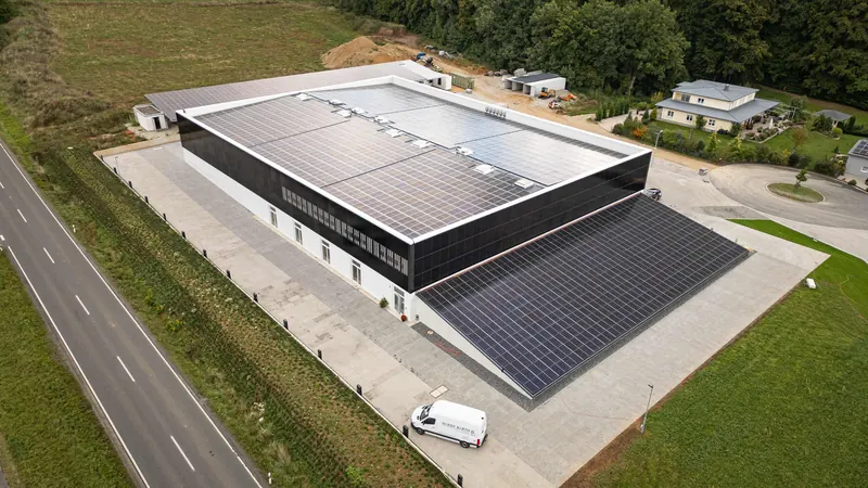 Luftbild einer fertigen Produktionshalle mit Photovoltaik auf dem Dach