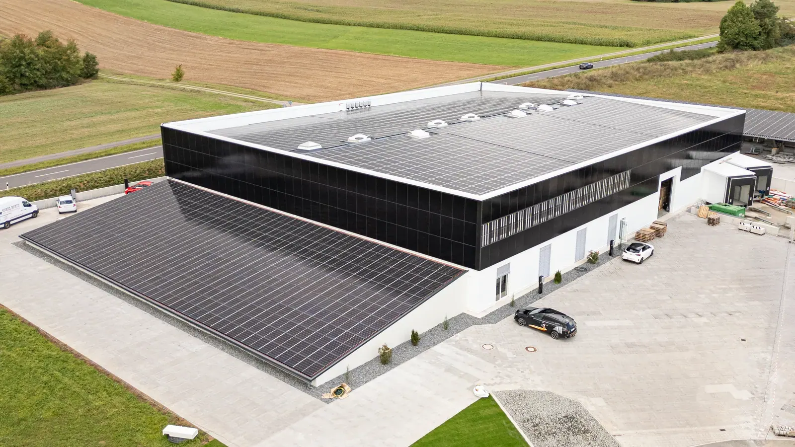 Luftbild der Produktionshalle von Hardy Barth mit Photovoltaik auf Dach und Fassade