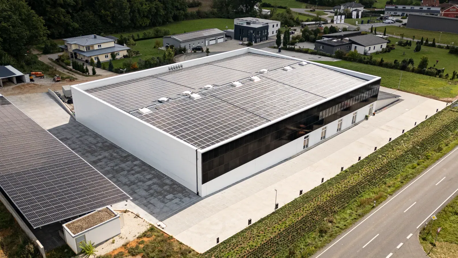Hardy Barth: Produktionshalle mit Büro und PV, Bild 2