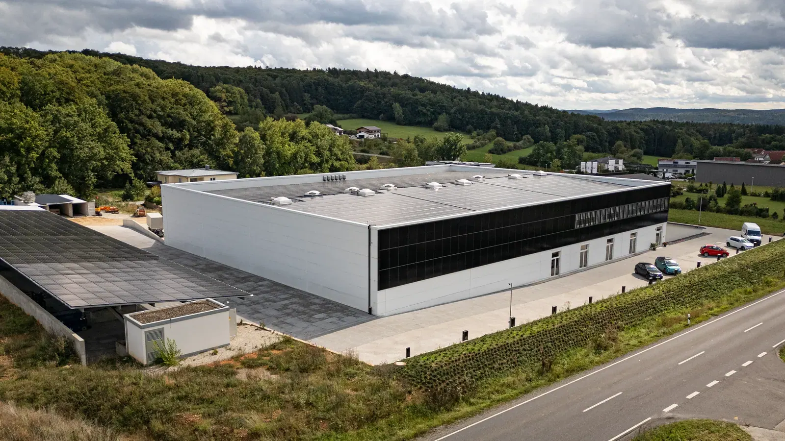 Hardy Barth: Produktionshalle mit Büro und PV, Bild 3