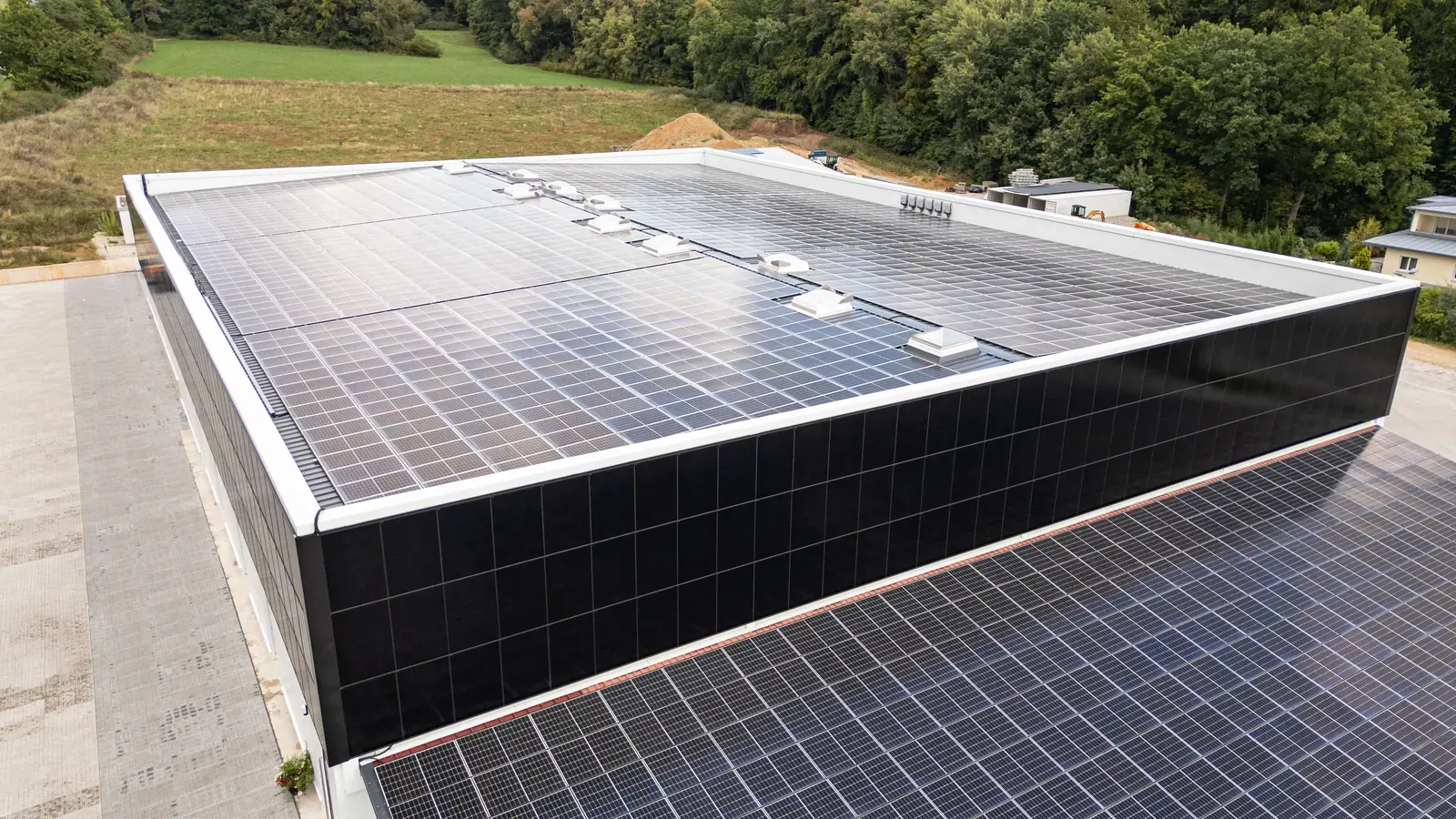 Hardy Barth: Produktionshalle mit Büro und PV, Bild 4