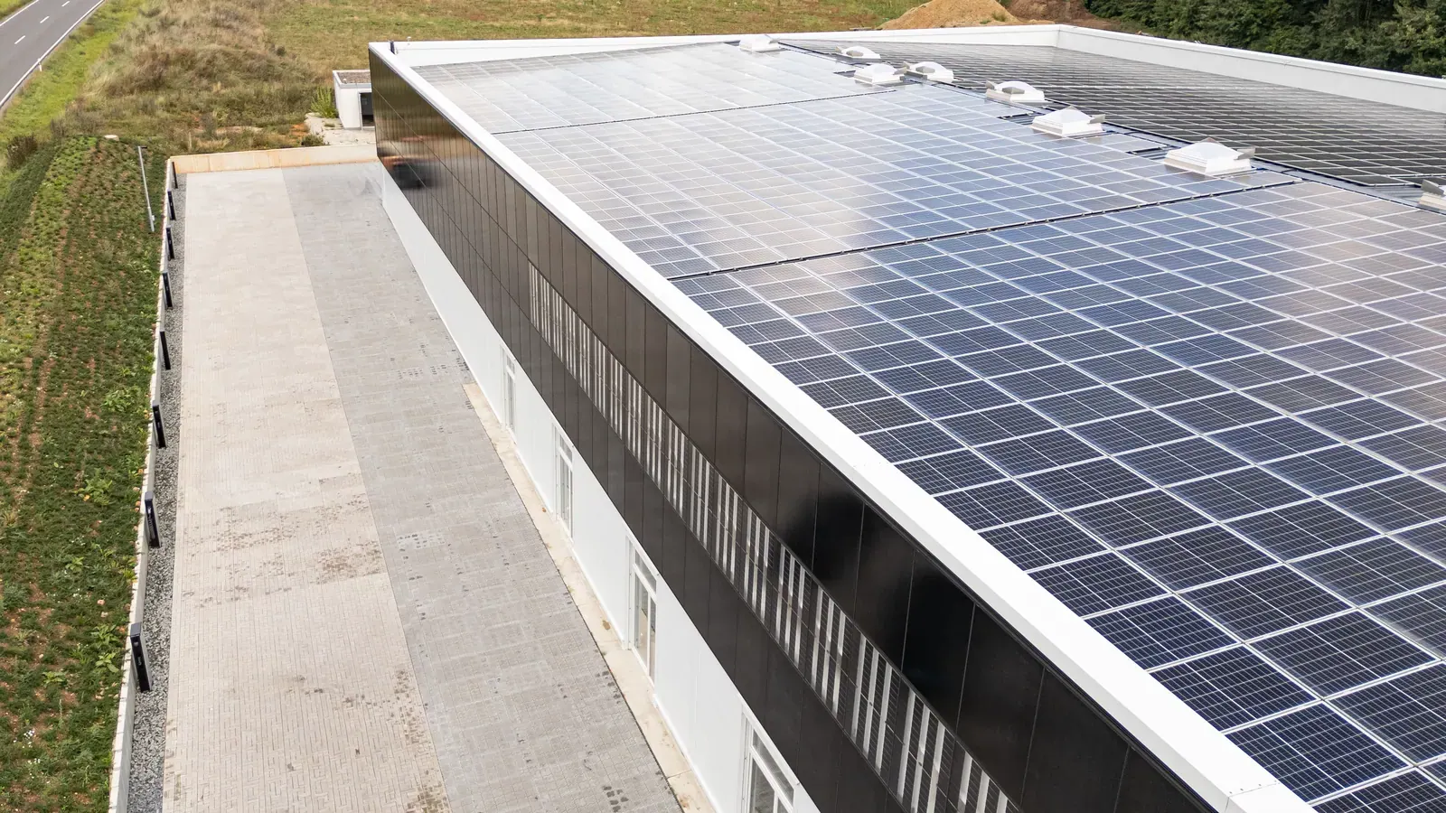 Hardy Barth: Produktionshalle mit Büro und PV, Bild 5