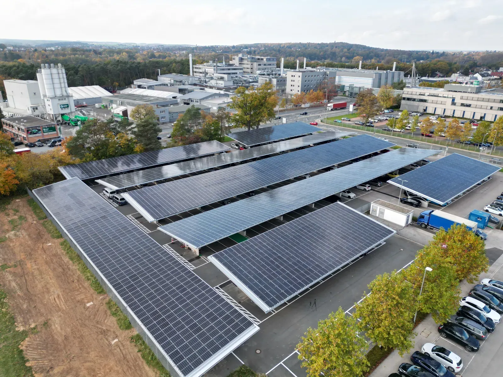Leonhard Kurz: PV-Carport auf dem Firmenparkplatz, Bild 2