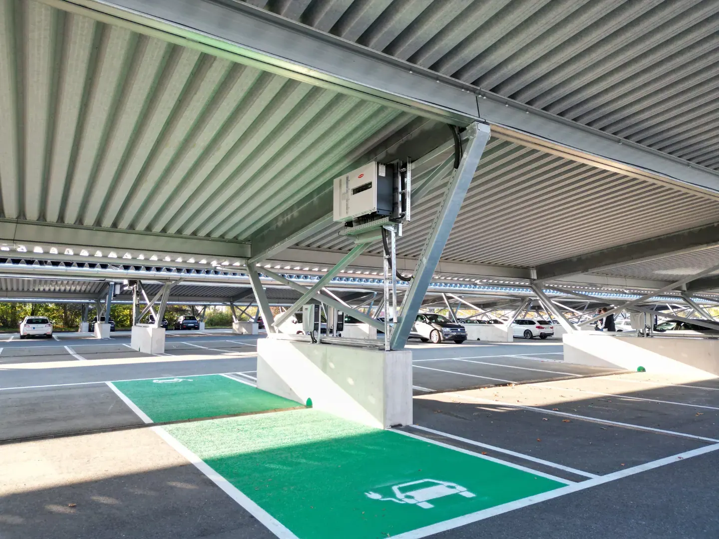 Leonhard Kurz: PV-Carport auf dem Firmenparkplatz, Bild 4