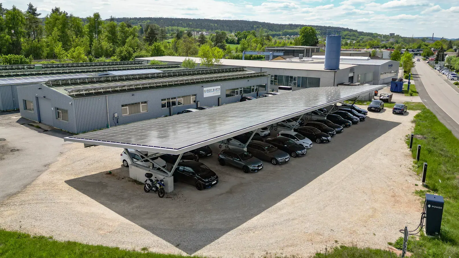 Luftbild: PV-Carport aus Stahl auf dem Firmenparkplatz von Hardy Barth in Sulzbach-Rosenberg