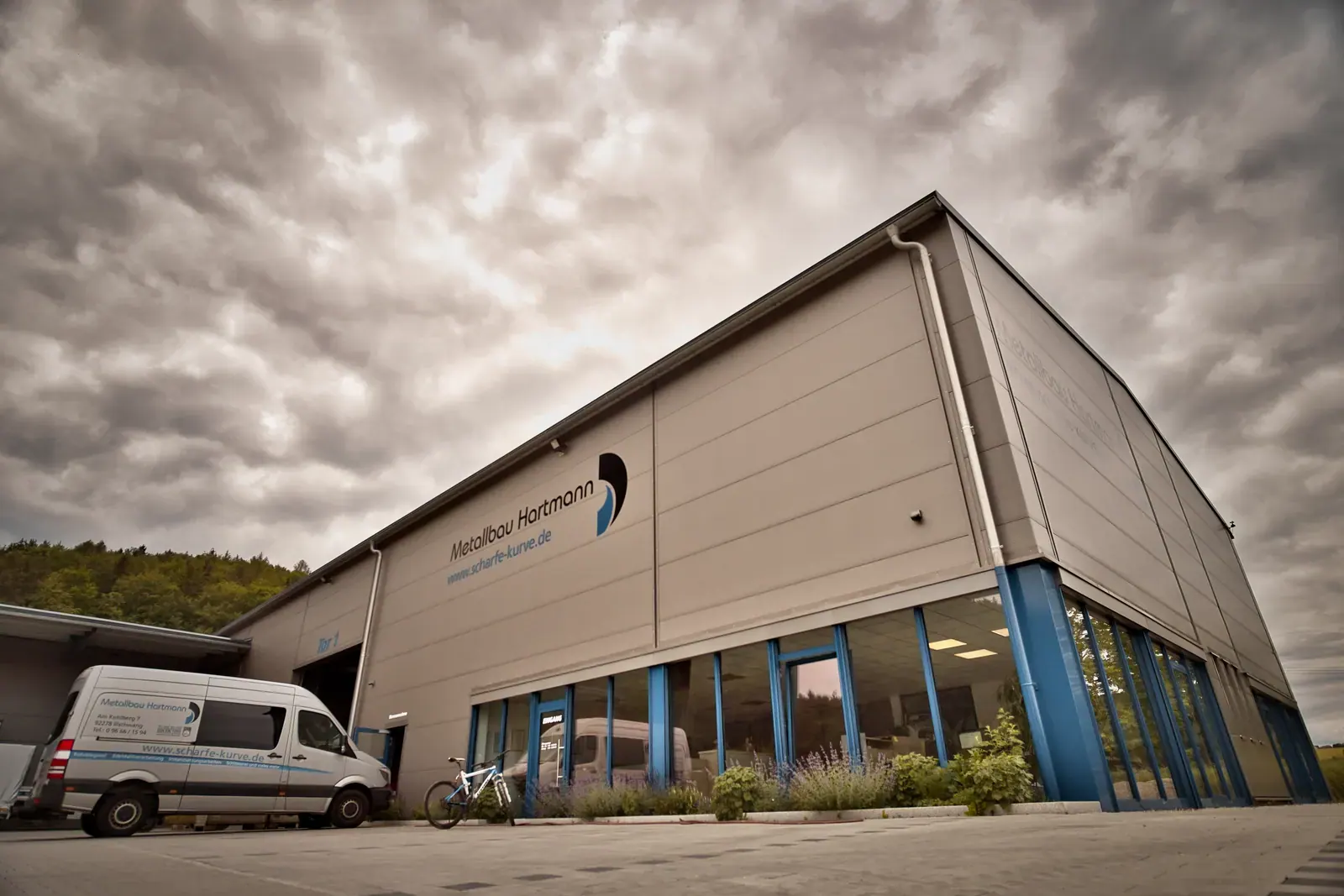 Produktionshalle mit Büro von Metallbau Hartmann in Illschwang