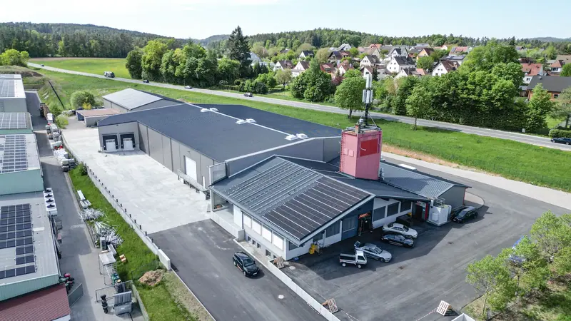Luftbild der Lagerhalle in Kauerhof mit Laderampen und Bürogebäude