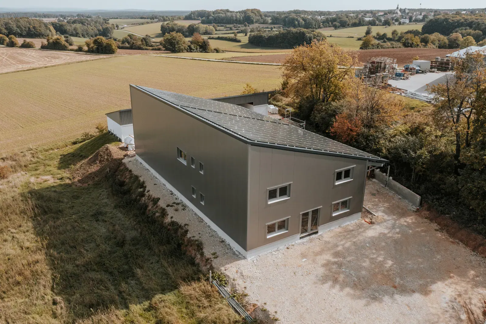 Luftbild der Büro- und Lagerhalle von EPP Kutzner mit Pultdach