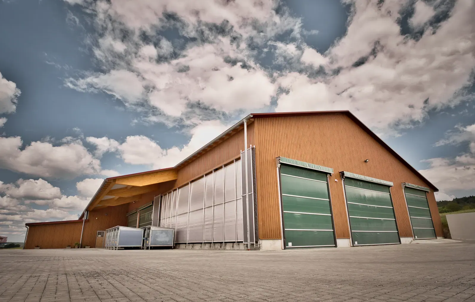 Maschinenhalle der Landwirtschaft Mederer in Holzoptik mit drei Toren
