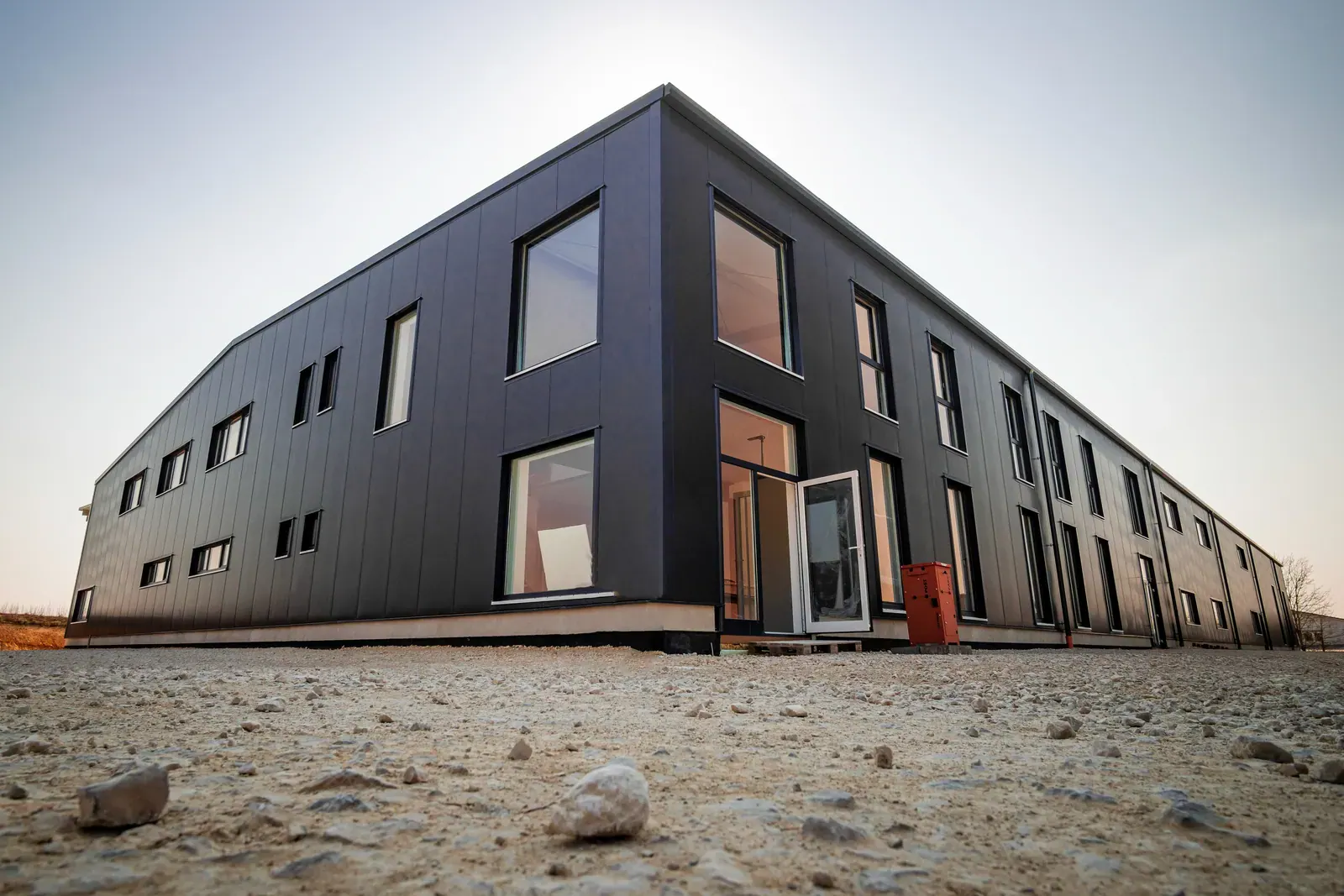 Anthrazitfarbene Produktions- und Lagerhalle der Metz GmbH in Kümmersbruck
