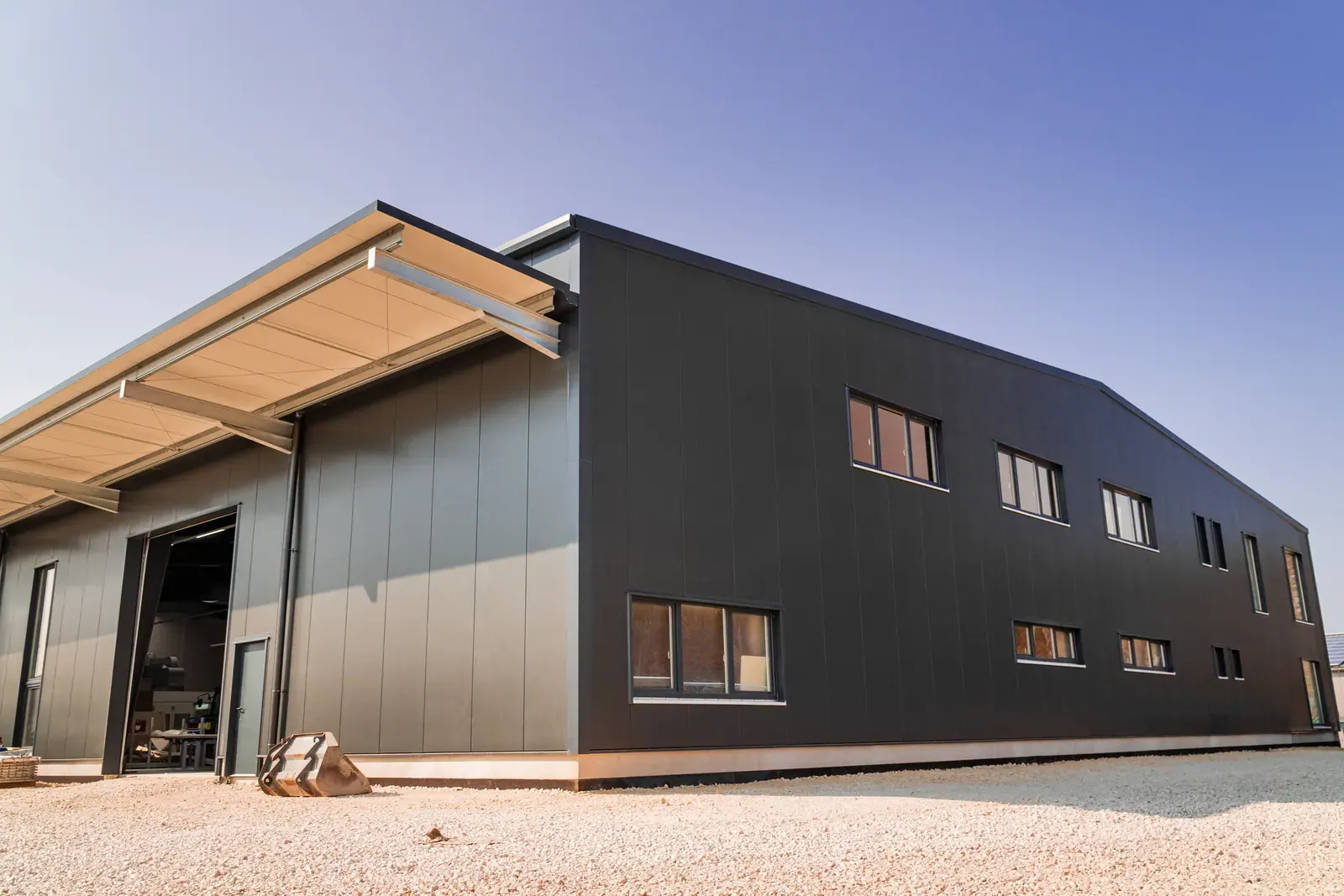 Metz GmbH: Produktions- und Lagerhalle mit Büro, Bild 2